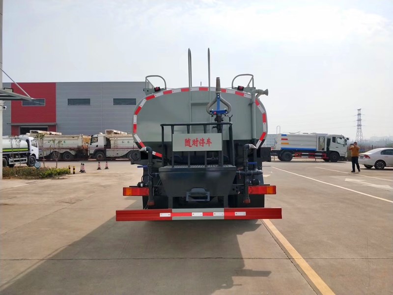 �塢�����|�L�������p��20����ˮ܇��·ϵ�y�� �ɹܵ�����λ��ͨ���y��ֱͨ���y���^�V�W����ˮ�ڣ�ǰ�_�����ȇ�����λ�Ȼ���������ƽ�_�����G����ˮ���ڣ��M���� 