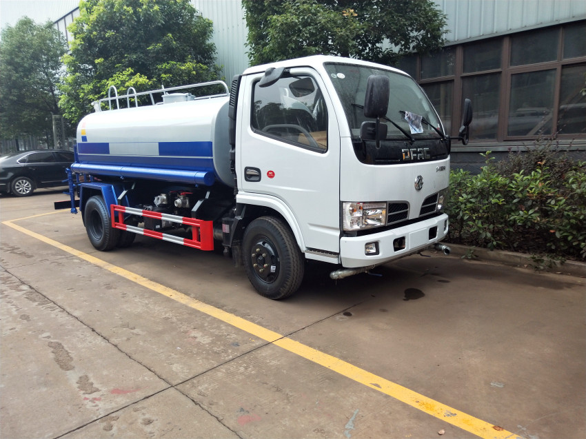 5噸灑水車藍(lán)牌多少錢 8噸灑水車現(xiàn)車價格-程力集團(tuán) 5噸灑水車藍(lán)牌多少錢 8噸灑水車現(xiàn)車價格-程力集團(tuán)